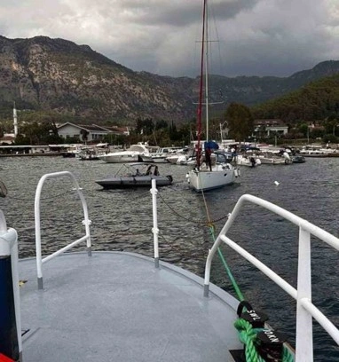 Göcek’te sürüklenen boş tekneyi KIYEM ekipleri kurtardı