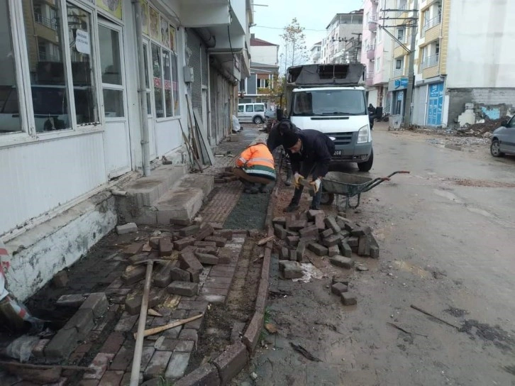 Gölbaşı Belediyesi kaldırımları onarıyor