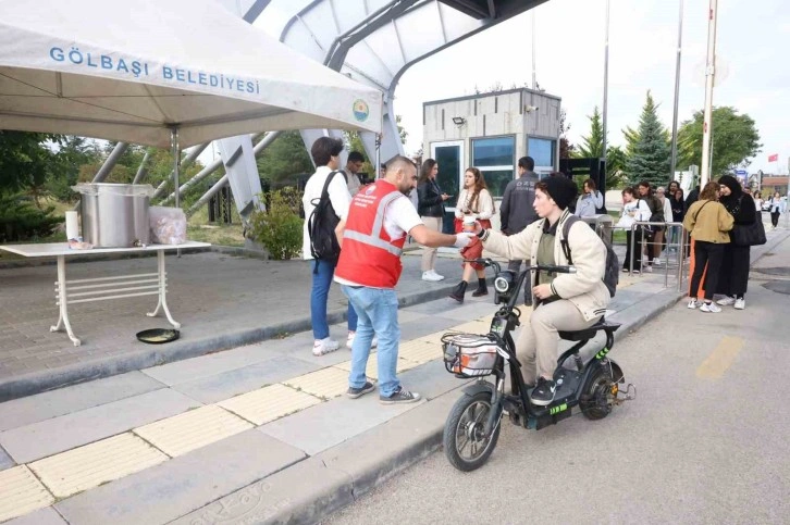 Gölbaşı Belediyesi’nden öğrencilere sıcak çorba