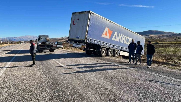 Gölbaşı’nda tır yoldan çıktı: 1 yaralı