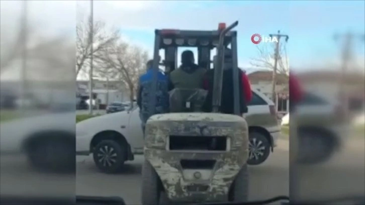 Görenler şaşkınlıklarını gizleyemedi: Bursa'da bir vatandaş otomobili forklift ile taşıdı...