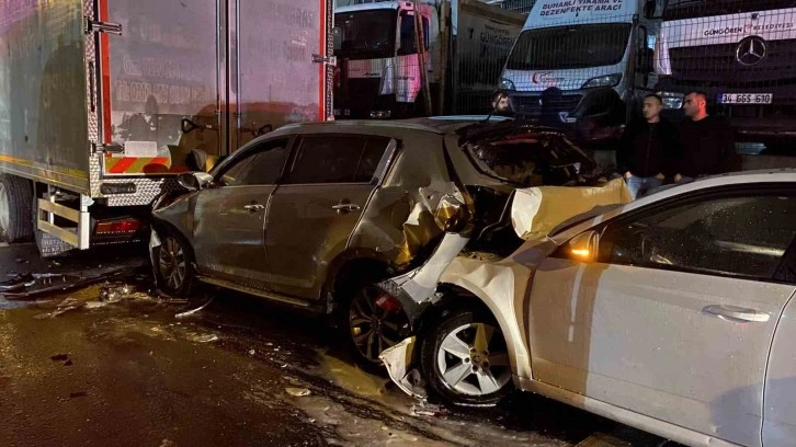 Güngören’de seyir halindeki otomobil park halindeki araca çarptı: 1 ölü, 5 yaralı