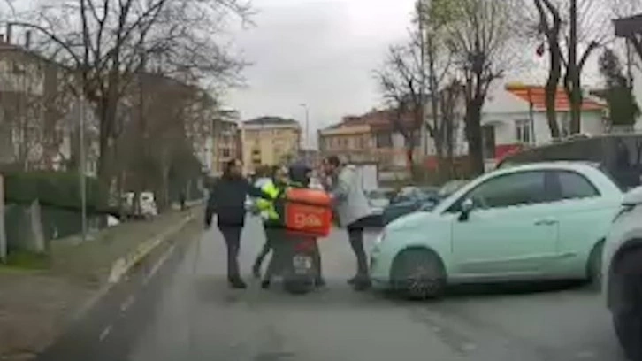 Güngören'de yol verme kavgasında yumruklar havada uçuştu! O anlar kameraya böyle yansıdı