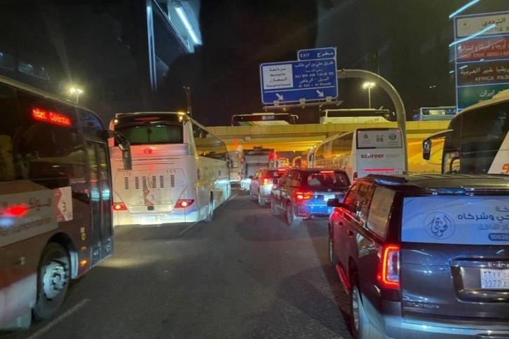 Hacı adaylarının Arafat’a intikalleri gece boyunca sürdü