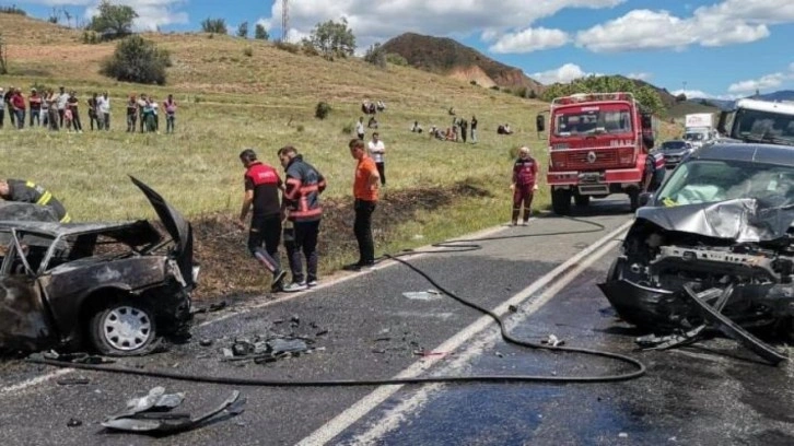 Hafif ticari ile çarpışan Tofaş alev topuna dönüştü: 1 ölü, 1 yaralı