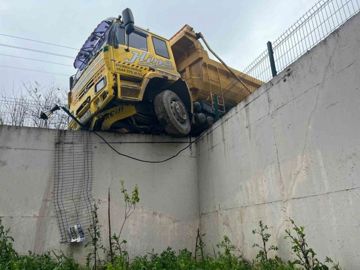 Hafriyat kamyonu istinat duvarında askıda kaldı