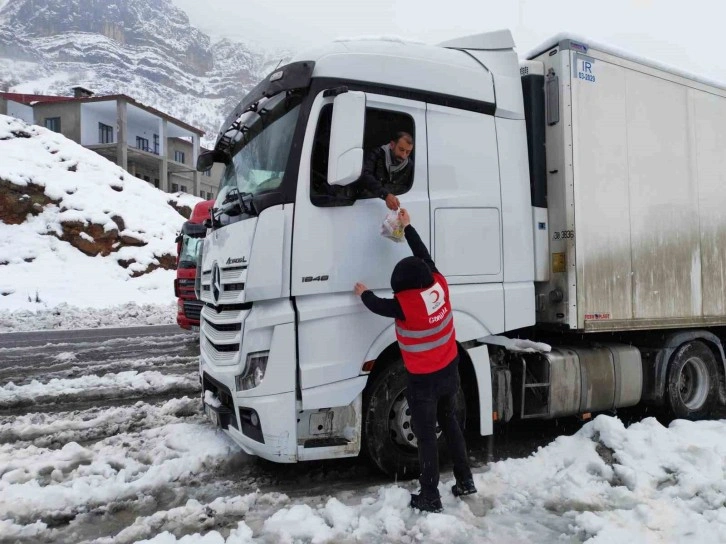 Hakkari’de yolda kalanlara kumanya dağıtıldı