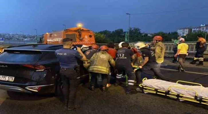 Haliç Köprüsü’nde otomobiliyle belediye aracına çarpan sürücü kaçtı, 1 kişi ağır yaralandı