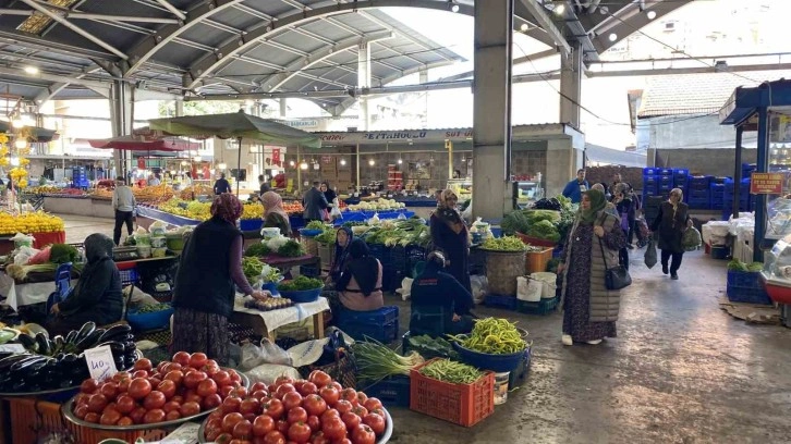 Halk pazarında patatesin kilosu 12 liraya indi