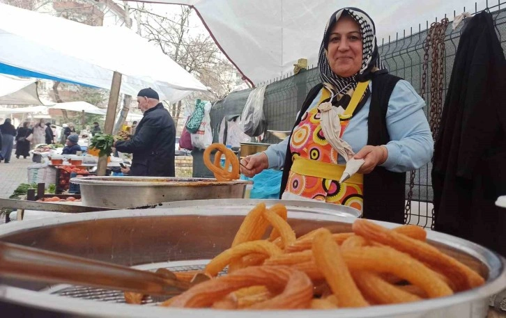 Halka tatlısı yapıp satarak aile bütçesine katkı sağlıyor