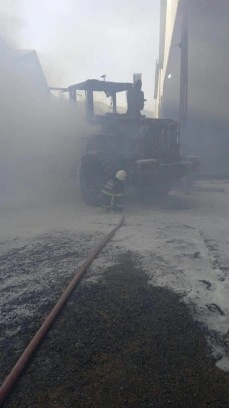 Hatay’da bir fabrikada iş makinesi alev aldı