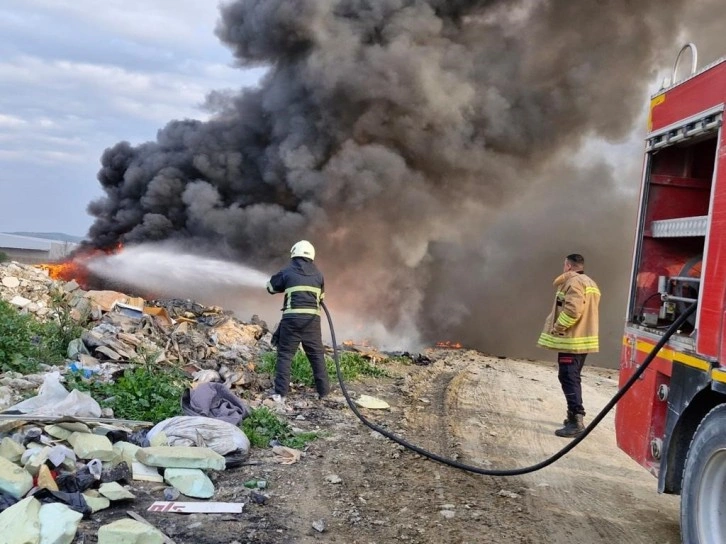 Hatay’da çöp yangınını itfaiye ekipleri söndürdü