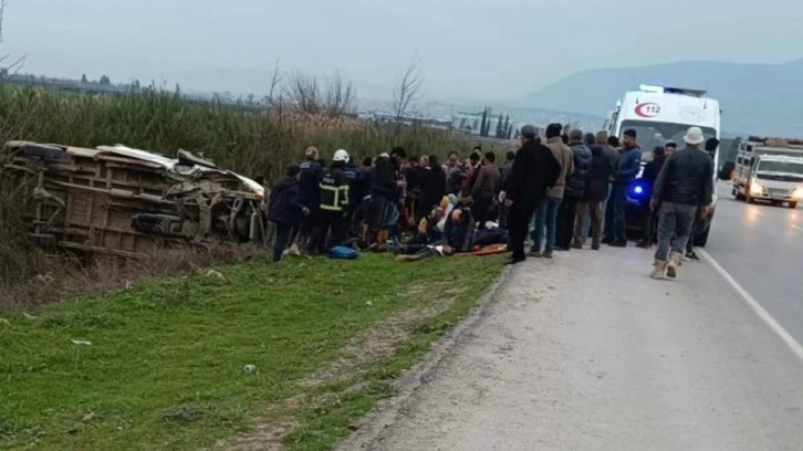 Hatay'da feci kaza! İşçilerini taşıyan minibüs devrildi. 13 kişi yaralandı