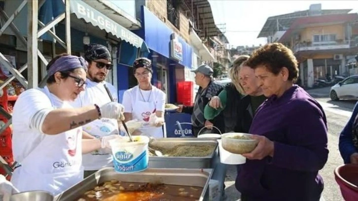 Hatay'da gönüllüler her gün 12 bin kişilik iftar hazırlıyor