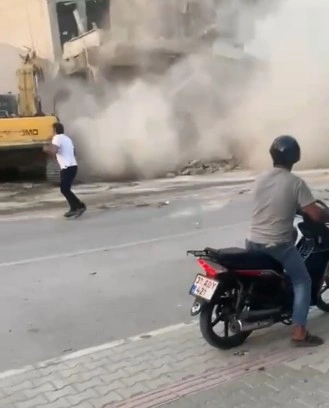 Hatay’da kontrollü yıkım sırasında bina çöktü