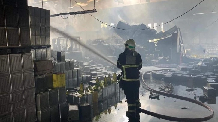 Hatay'da korkutan yangın! Zeytinyağı fabrikası alev alev