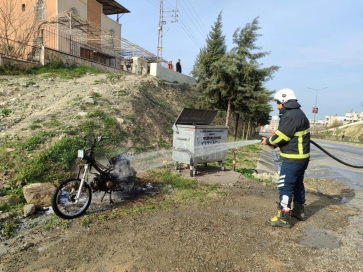 Hatay’da motosiklet yandı