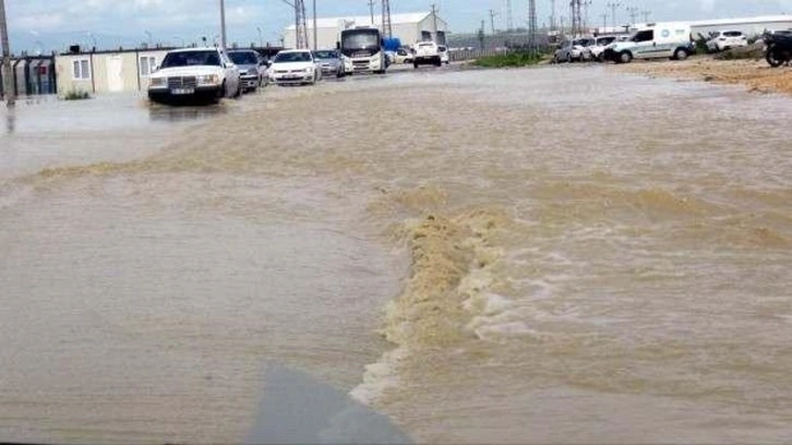 Hatay'da şiddetli yağış, yollar göle döndü