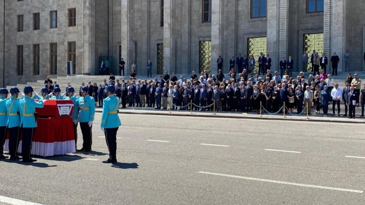 Hayatını kaybeden eski Dışişleri Bakanı Yakış için Meclis'te tören düzenlendi