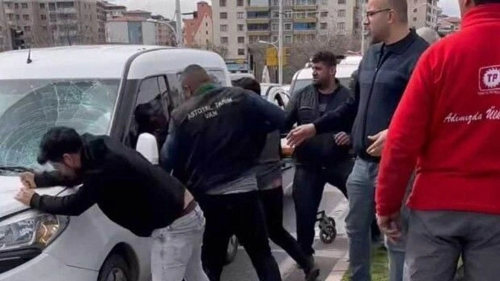 Hem sürücüye hem de polislere saldırdılar! Takviye ekip çağrıldı