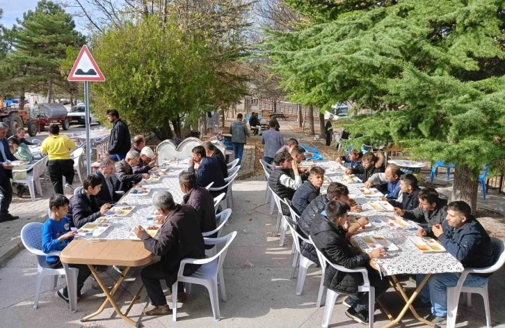 Hisarcık’ın Kutluhallar köyü gençlerinden hayır yemeği