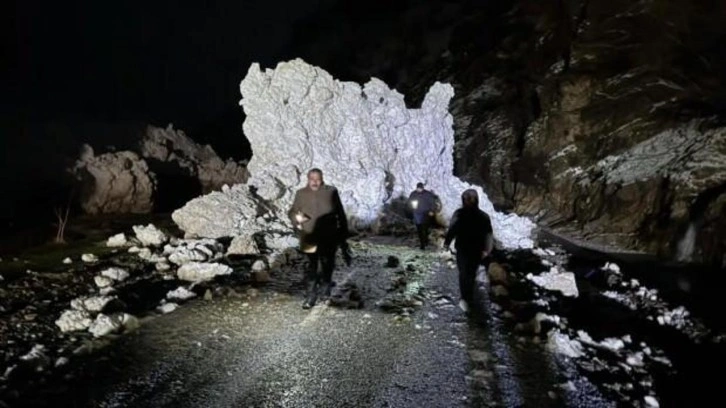 İki ayrı bölgede çığ düştü, ilçeyle ulaşım sağlanamıyor