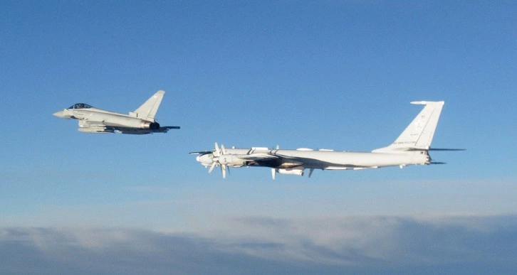 İngiliz savaş uçaklarından Rus bombardıman uçaklarına önleme