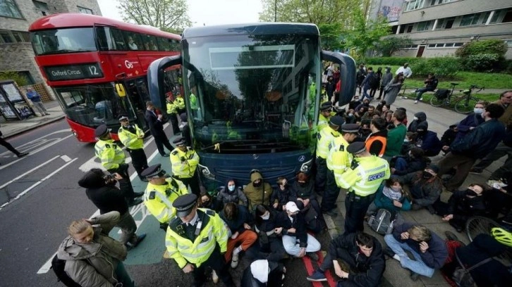 İngiltere’de yasadışı göçmenlerin nakli protesto edildi: 45 gözaltı