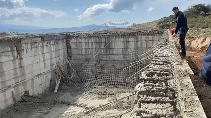 İnşaatı süren deprem konutlarında iskele çöktü! 4 işçi birden yaralandı