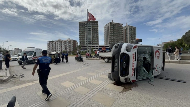 İskenderun’da ambulans devrildi: Yaralılar var!