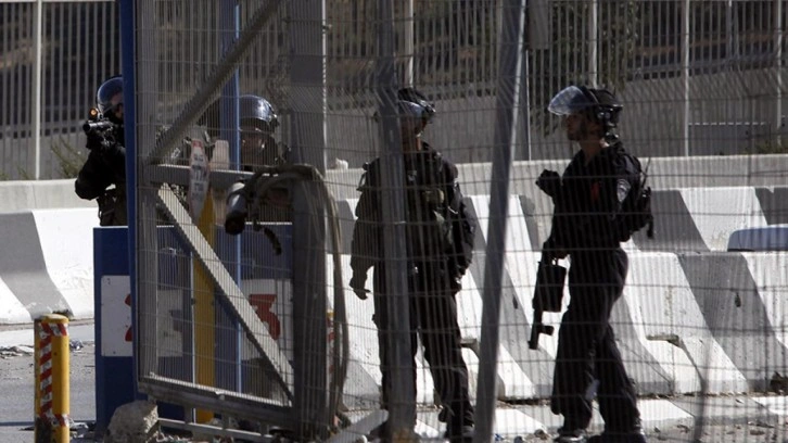 İsrail askerleri, bayram sabahı işgal altındaki Batı Şeria'da 3 kardeşi gözaltına aldı