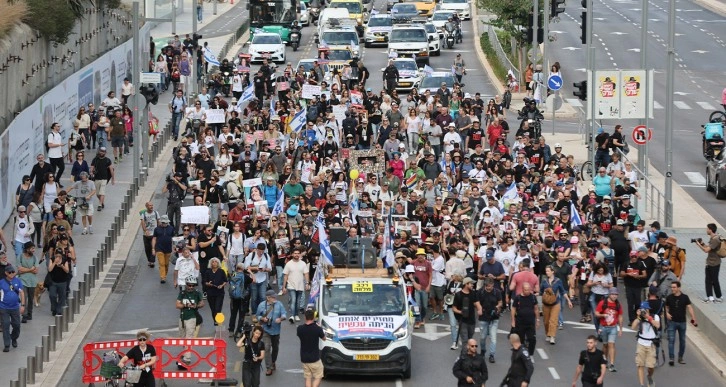 İsrailli esirlerin aileleri Tel Aviv’den Kudüs’e 5 günlük yürüyüş başlattı