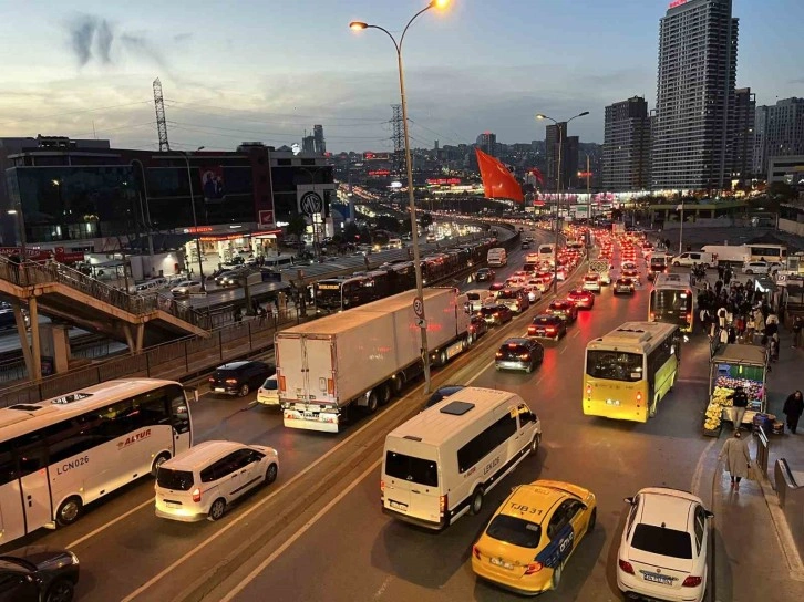 İstanbul’da akşam saatlerinde trafik yoğunluğu yüzde 83’e ulaştı