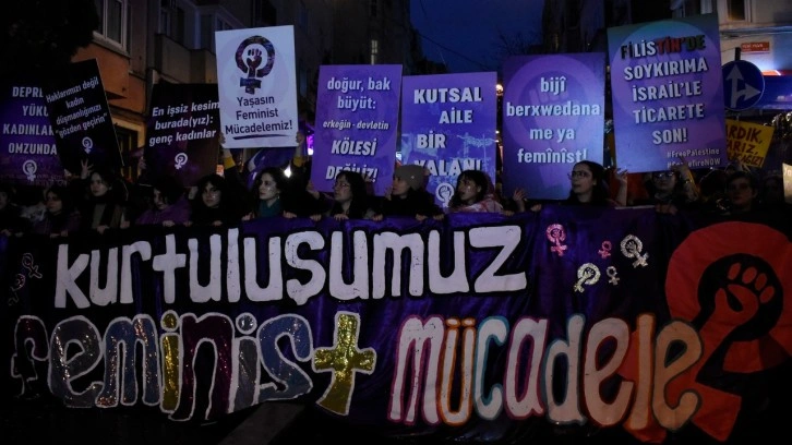 İstanbul'da binlerce kadın bir araya geldi. Taksim'i mora boyadılar