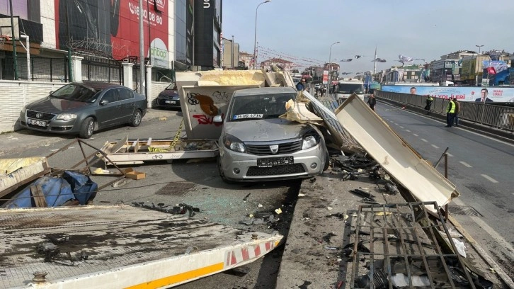 İstanbul'da facia kıl payı atlatıldı. Otomobil durağa daldı. 4 kişi yaralandı