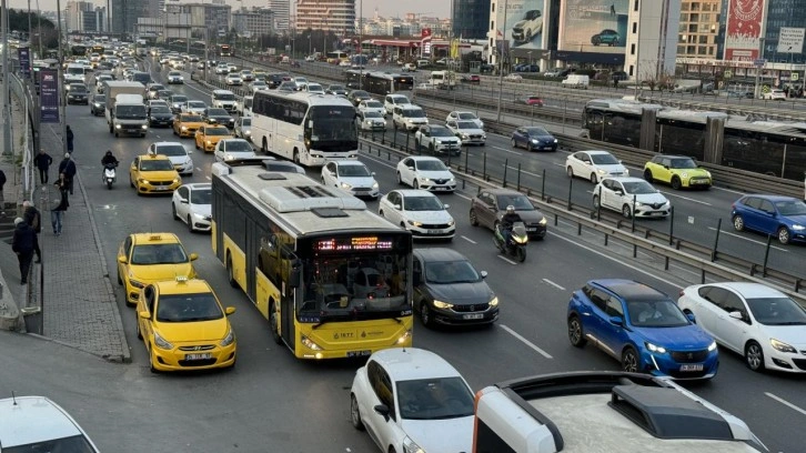 İstanbul'da haftanın ilk iş günü trafik yoğunluğu yaşanıyor