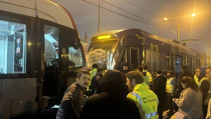 İstanbul'da iki tramvay kafa kafaya çarpıştı!