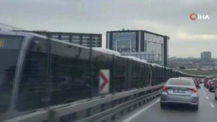 İstanbul'da metrobüs bozuldu: Vatandaşlar yolda kaldı!