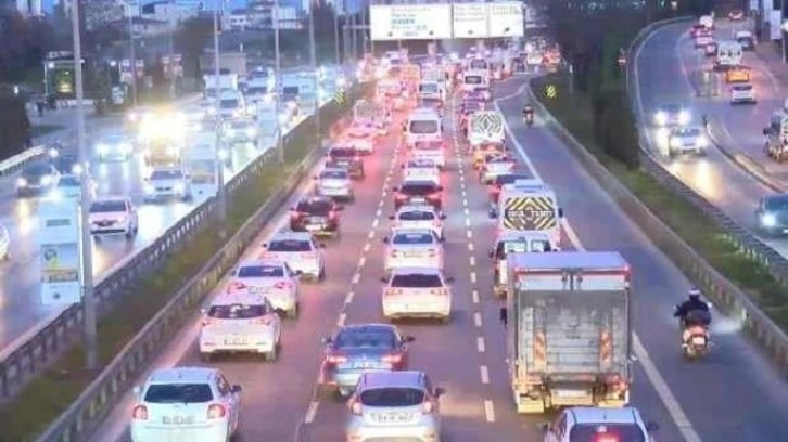 İstanbul'da okulların açılmasıyla trafik yoğunluğu oluştu