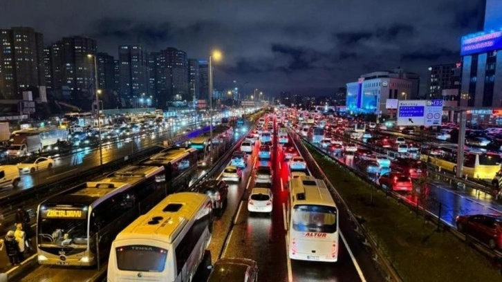 İstanbul'da trafik yoğunluğu yüzde 76'ya çıktı