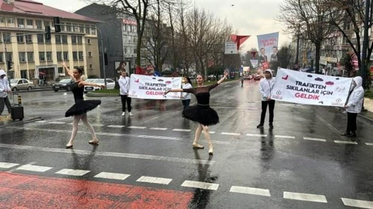 İstanbul'da trafikte bekleyenlere bale gösterisi sürprizi