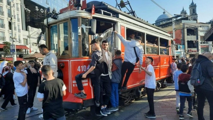 İstiklal Caddesi'nde nostaljik tramvay seferleri durduruldu