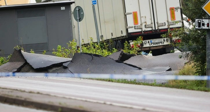 İsveç’te otoyol çöktü: 3 yaralı