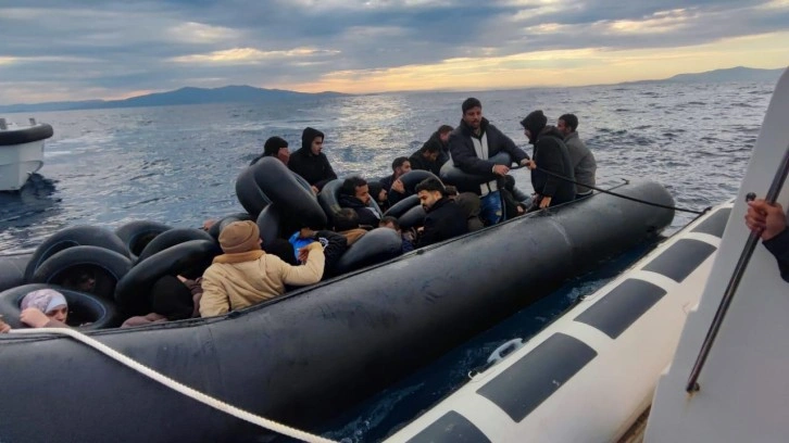 İzmir açıklarında 160 düzensiz göçmen yakalandı