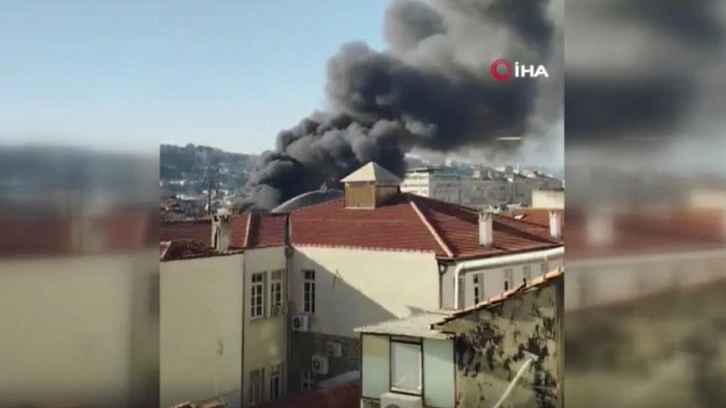 İzmir'de Kızlarağası Hanı’nda yangın; olay yerine çok sayıda itfaiye ekibi sevk edildi