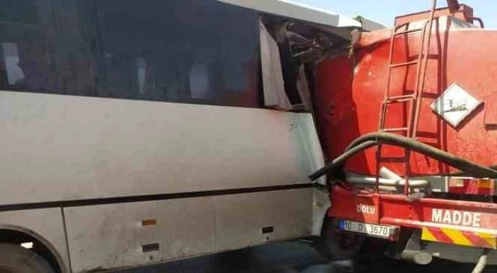 İzmir’de maden işçilerini taşıyan servis kaza yaptı: 16 yaralı