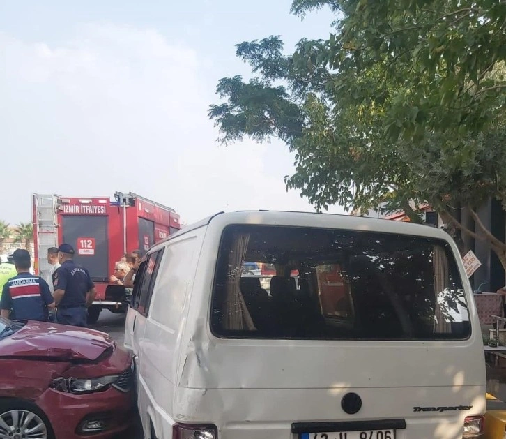 İzmir’de servis minibüsü ile otomobil çarpıştı: 7 yaralı