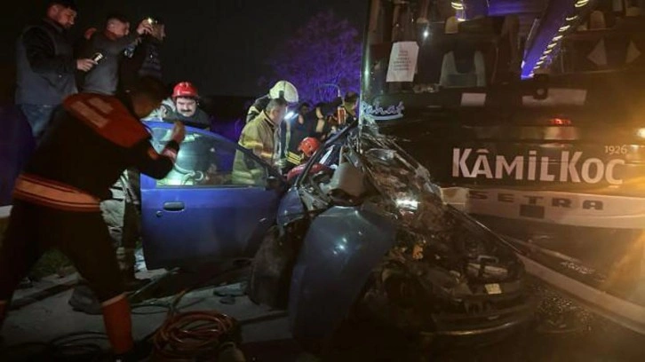 İzmir'de yolcu otobüsüyle otomobil çarpıştı