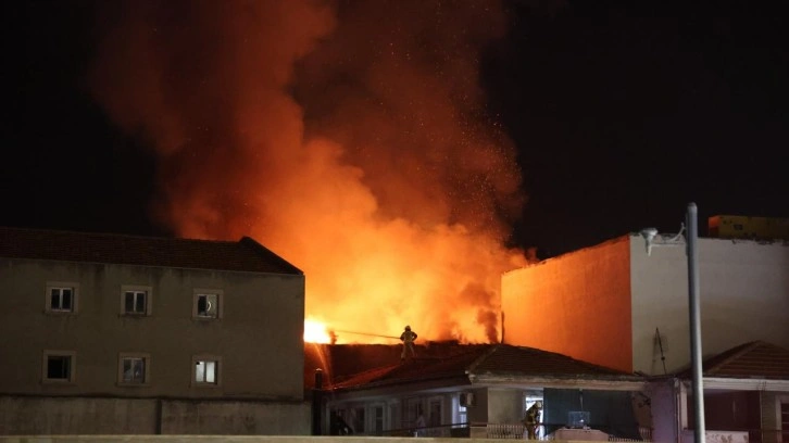 İzmir'deki Kemeraltı Çarşısı'nda çıkan yangın kontrol altına alındı