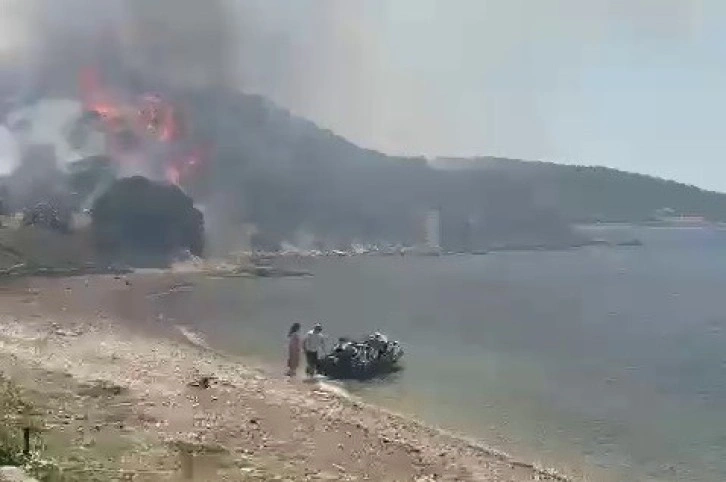 İzmir’deki orman yangınında vatandaşlar denizden tahliye ediliyor